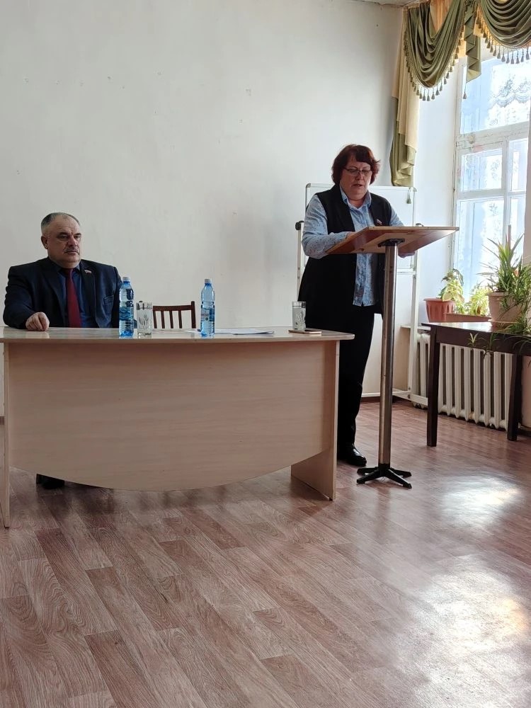 Глава Крюкова Л.Н.отчитывается перед депутатами.