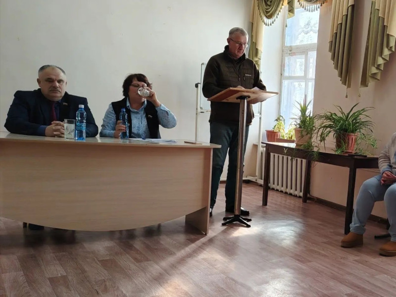 районный депутат Ефремов Д.П.отчитывается перед депутатми.
